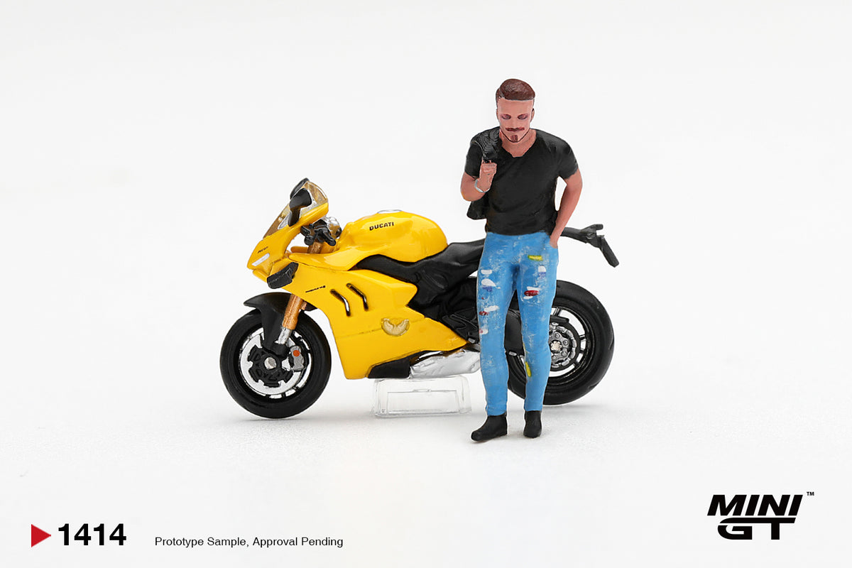 (Pre-Order – ETA May 2027) Ducati Panigale V4 S Giallo with Figure 1:64 Scale Model (MINI GT)
